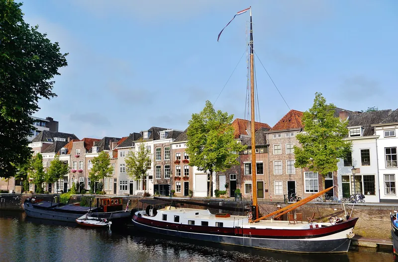 Binnendieze met historische panden in 's-Hertogenbosch